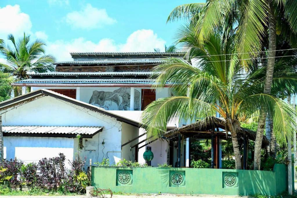 Sunrise Guest House & Restaurant Tangalle Kültér fotó